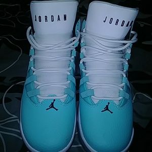 jordan max aura blue and white